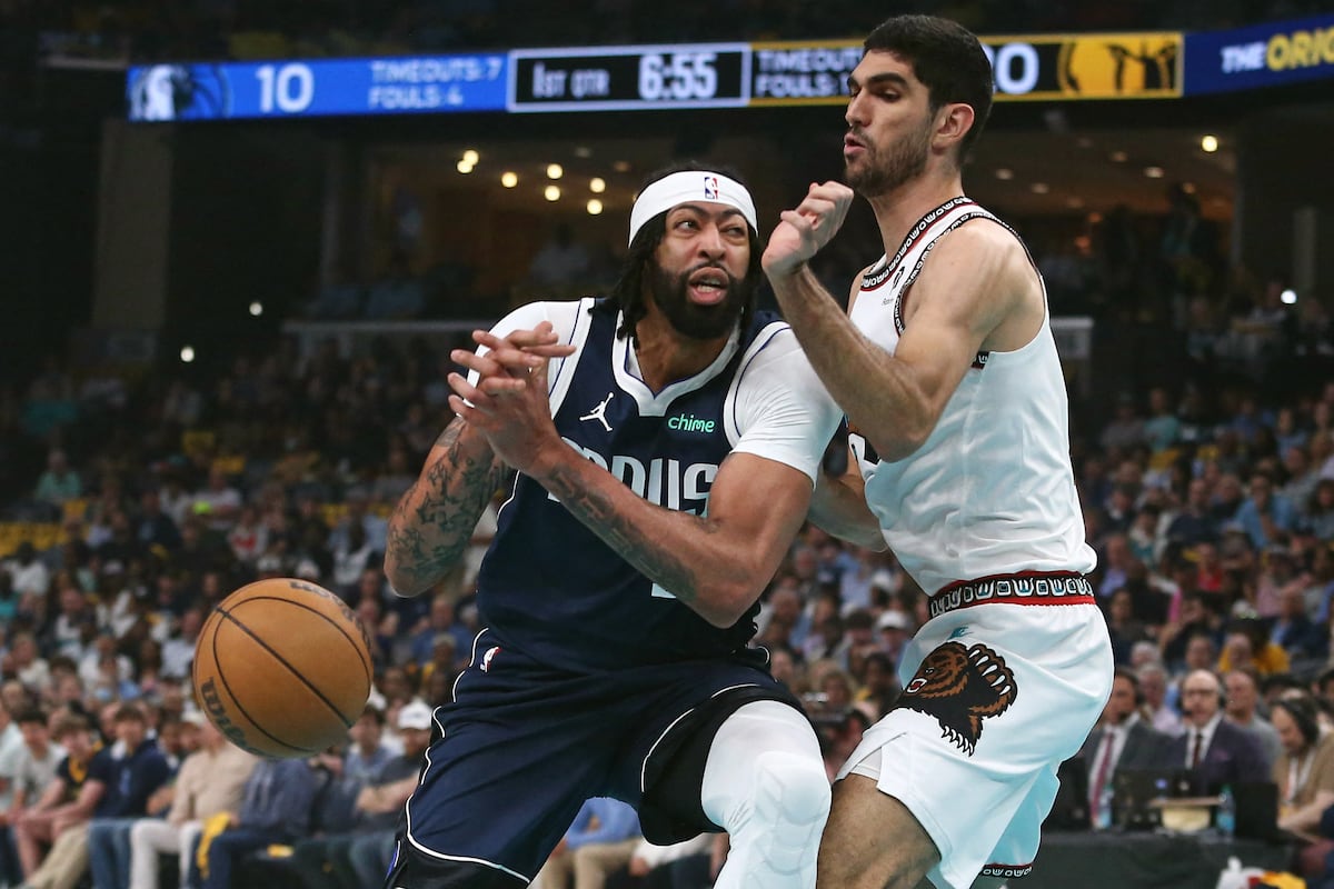 Anthony Davis, dos Dallas Mavericks, e Santi Aldama, dos Memphis Grizzlies, no jogo desta sexta-feira. (Foto: Reprodução/@NBA)