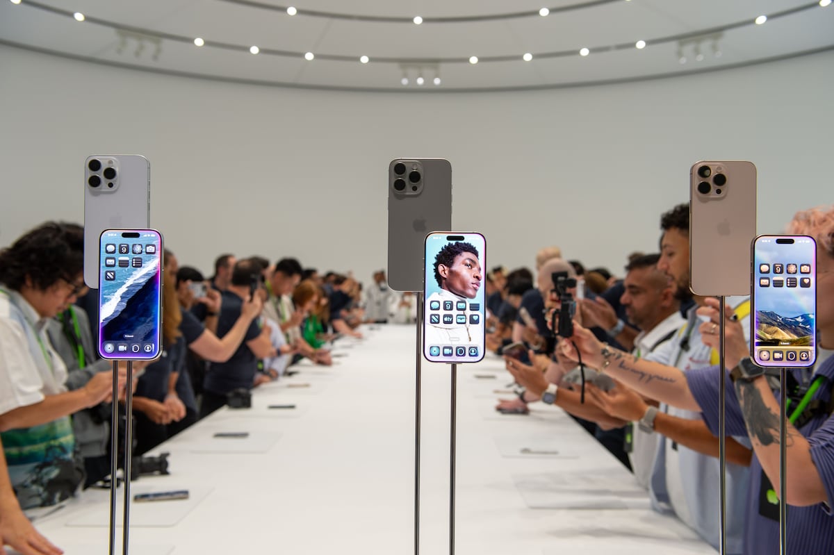 Exibição do modelo iPhone 16 Pro após a apresentação na sede da Apple. (Foto: Andrej Sokolow (picture alliance / Getty Images))