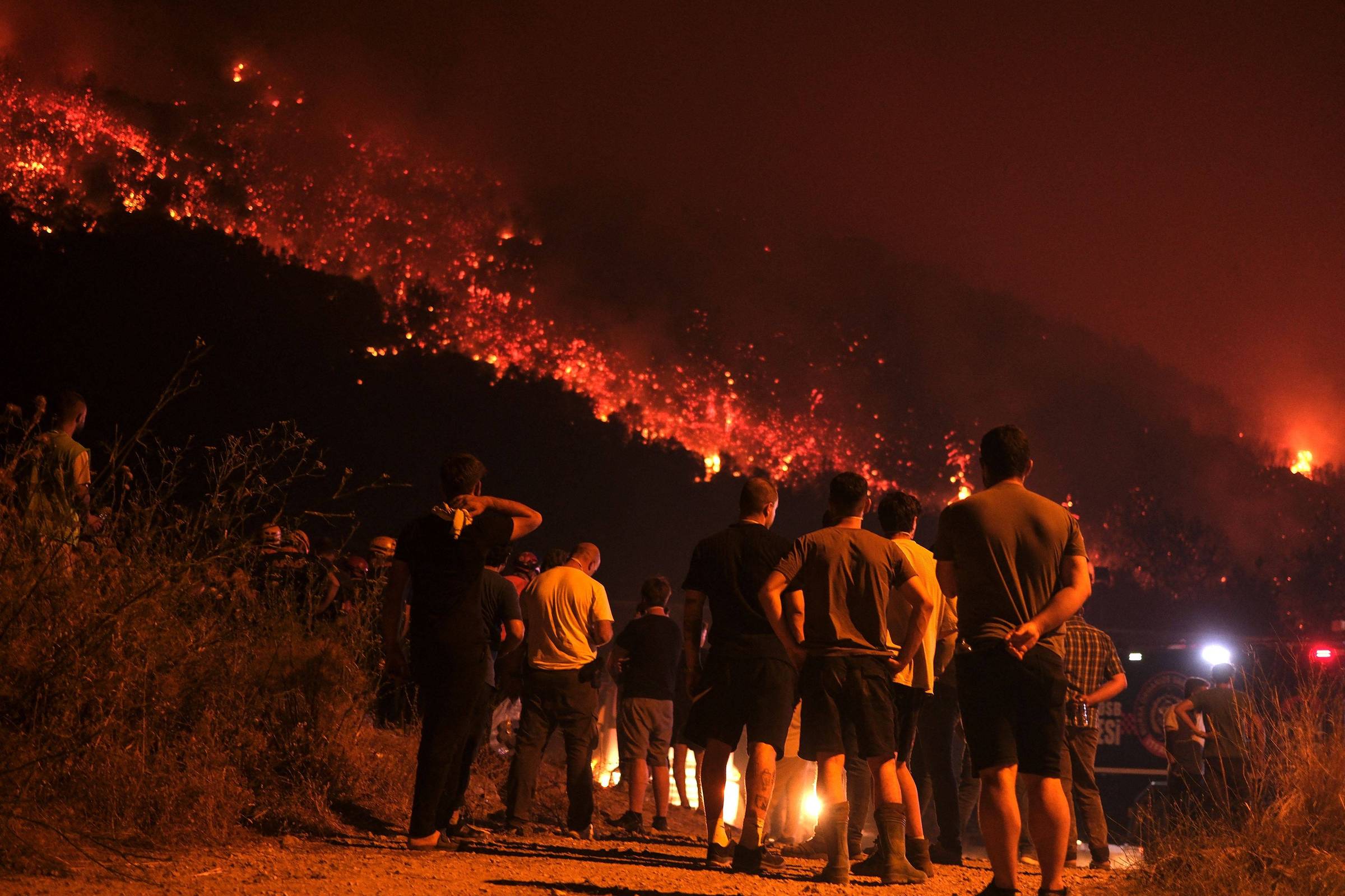 Grécia e Turquia lutam contra incêndios devastadores durante onda de calor intensa