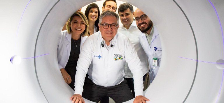 Foto de um grupo de pessoas em uma praia durante o pôr do sol. (Foto: Reprodução)