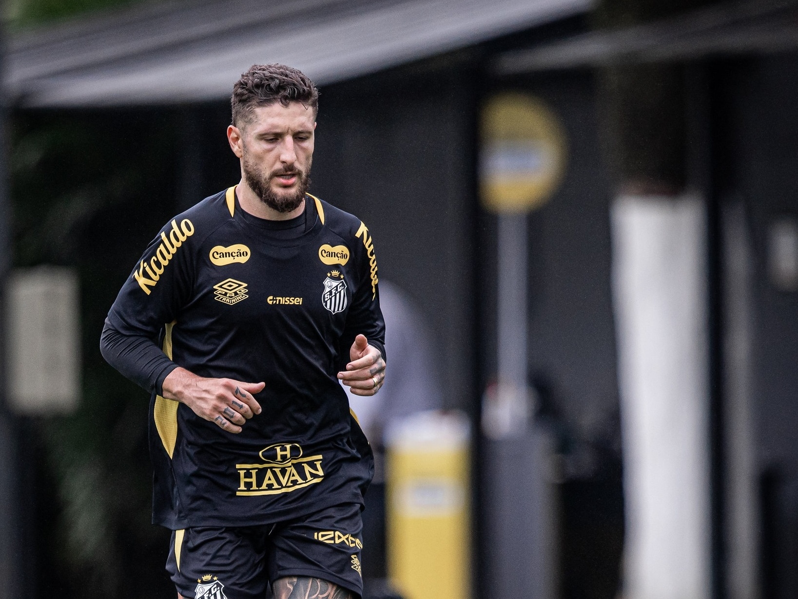 Santos altera escalação e surpreende para duelo contra o Corinthians