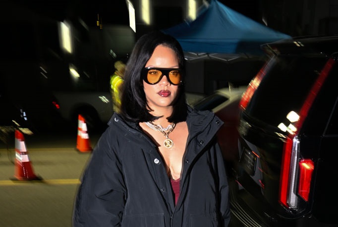 Rihanna: fios até os ombros e acabamento reto (Foto: DUTCH/Bauer-Griffin/GC Images/Getty Images)