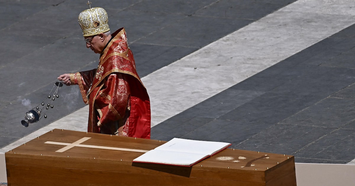 O patriarca de Antioquia e Todo o Oriente, de Alexandria e de Jerusalém e chefe da Igreja Greco-Católica Melquita, Youssef Absi, incensa o caixão do papa. (Foto: Filippo Monteforte/AFP)
