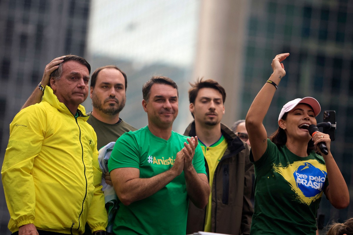 Bolsonaro preso provoca racha entre Flávio e Michelle na política brasileira