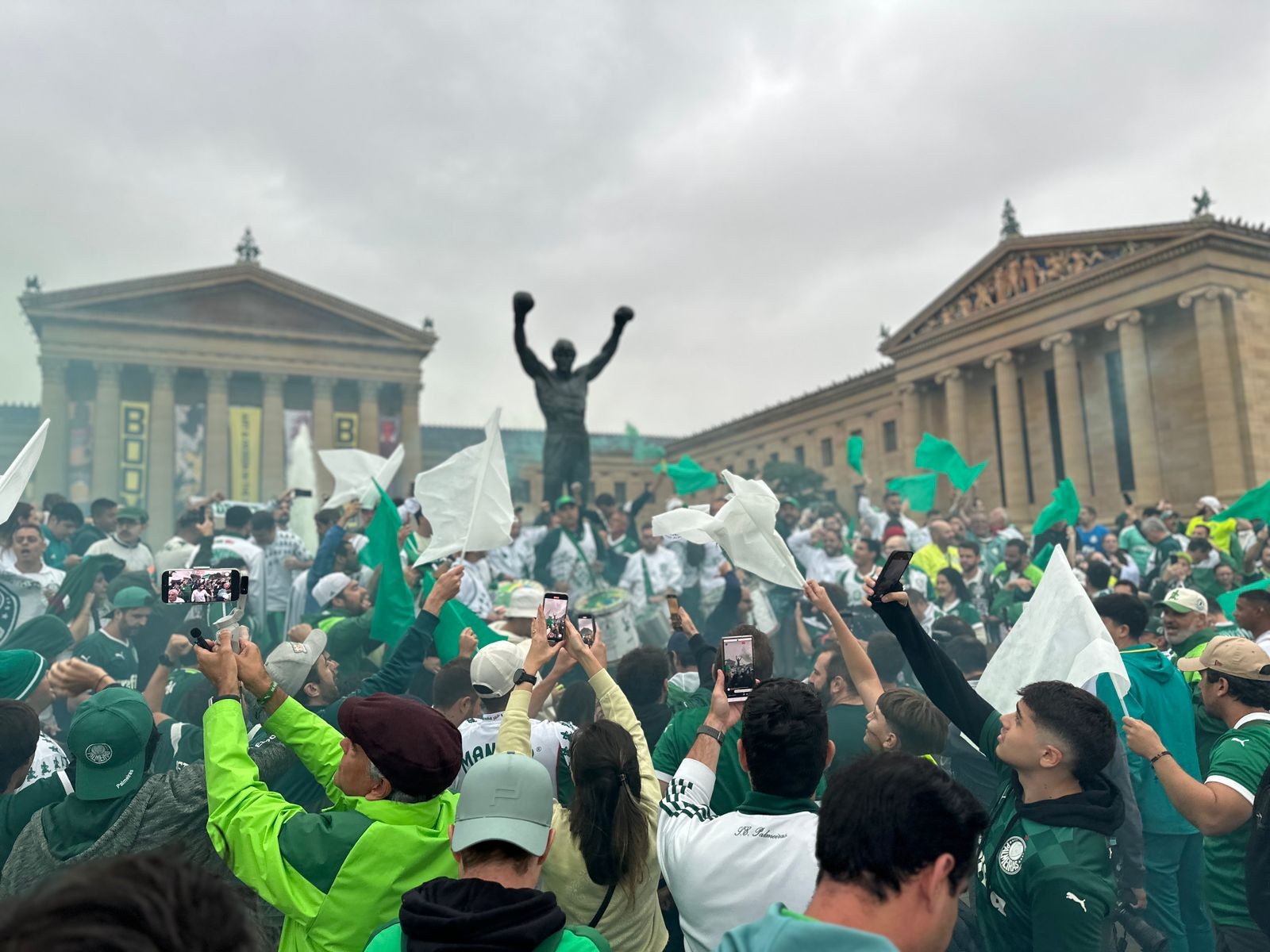 Torcida do Palmeiras celebra em frente à estátua de Rocky Balboa nos EUA
