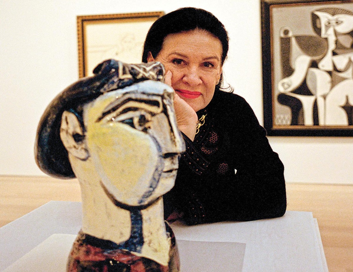 Paloma Picasso e a escultura “Visage Tête de Femme Bleue”: “Quando você é filha de alguém tão famoso, você tem a sensação de que precisa compartilhar com o restante do mundo” (Foto: ESTATE OF PABLO PICASSO/ARTISTS RIGHTS SOCIETY (ARS), NEW YORK; SAM HELLMANN/THE NEW YORK TIMES)