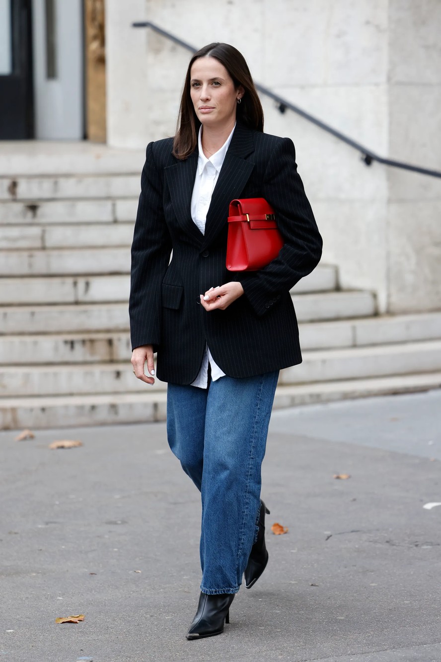 Combine botas de cano curto e jeans reto para arrasar no inverno 2025