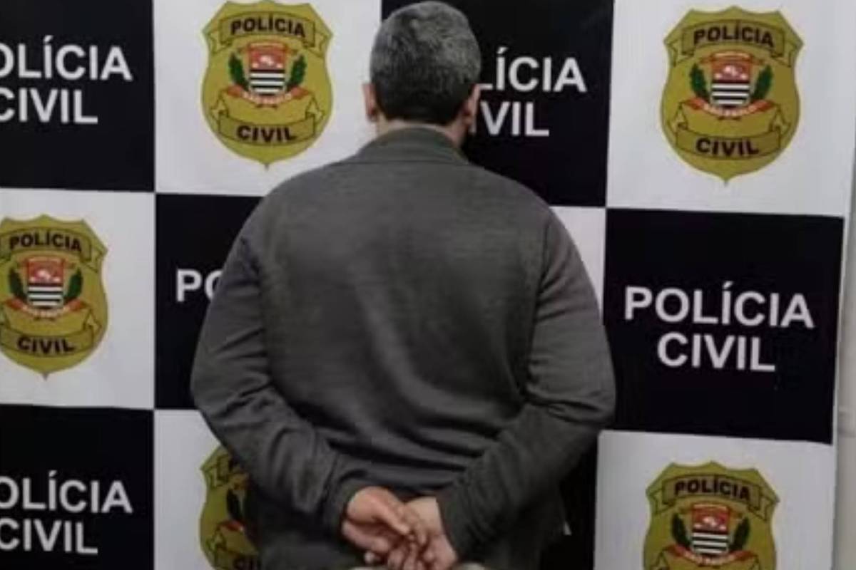 Professor condenado por estuprar 18 estudantes é preso escondido sob sofá
