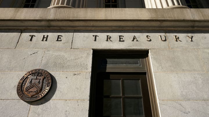 Tesouro dos EUA registra superávit inesperado em junho com alta nas tarifas