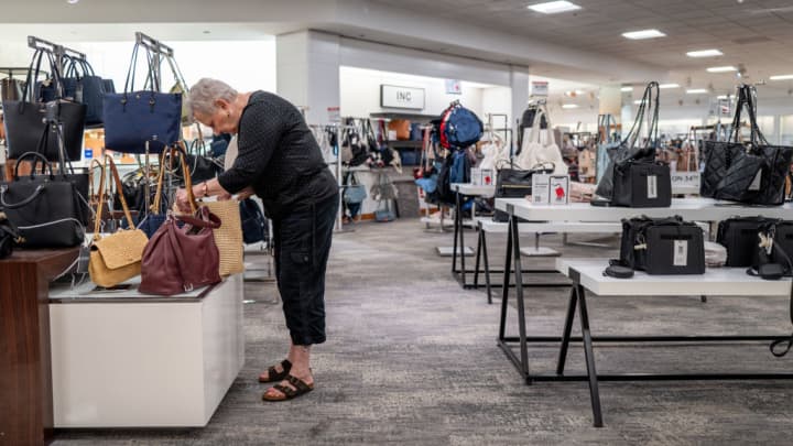 Aumento de preços nas lojas americanas acelera devido a tarifas comerciais