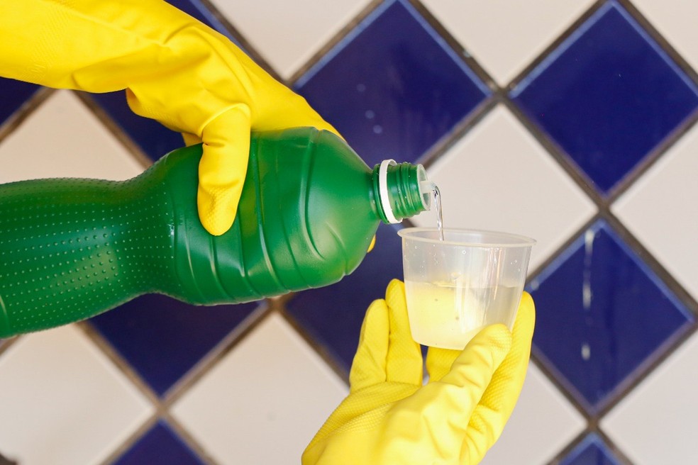 Misturar água sanitária e álcool pode causar reações perigosas na limpeza