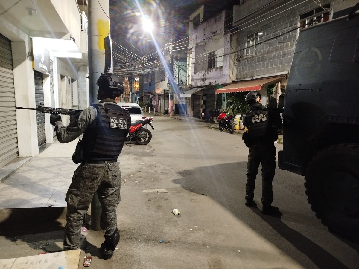 Polícia Militar realiza operação no Complexo da Maré contra roubos de cargas e veículos