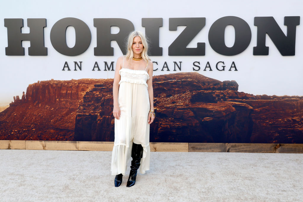 Vestidos com botas se tornam a nova tendência irresistível da moda atual