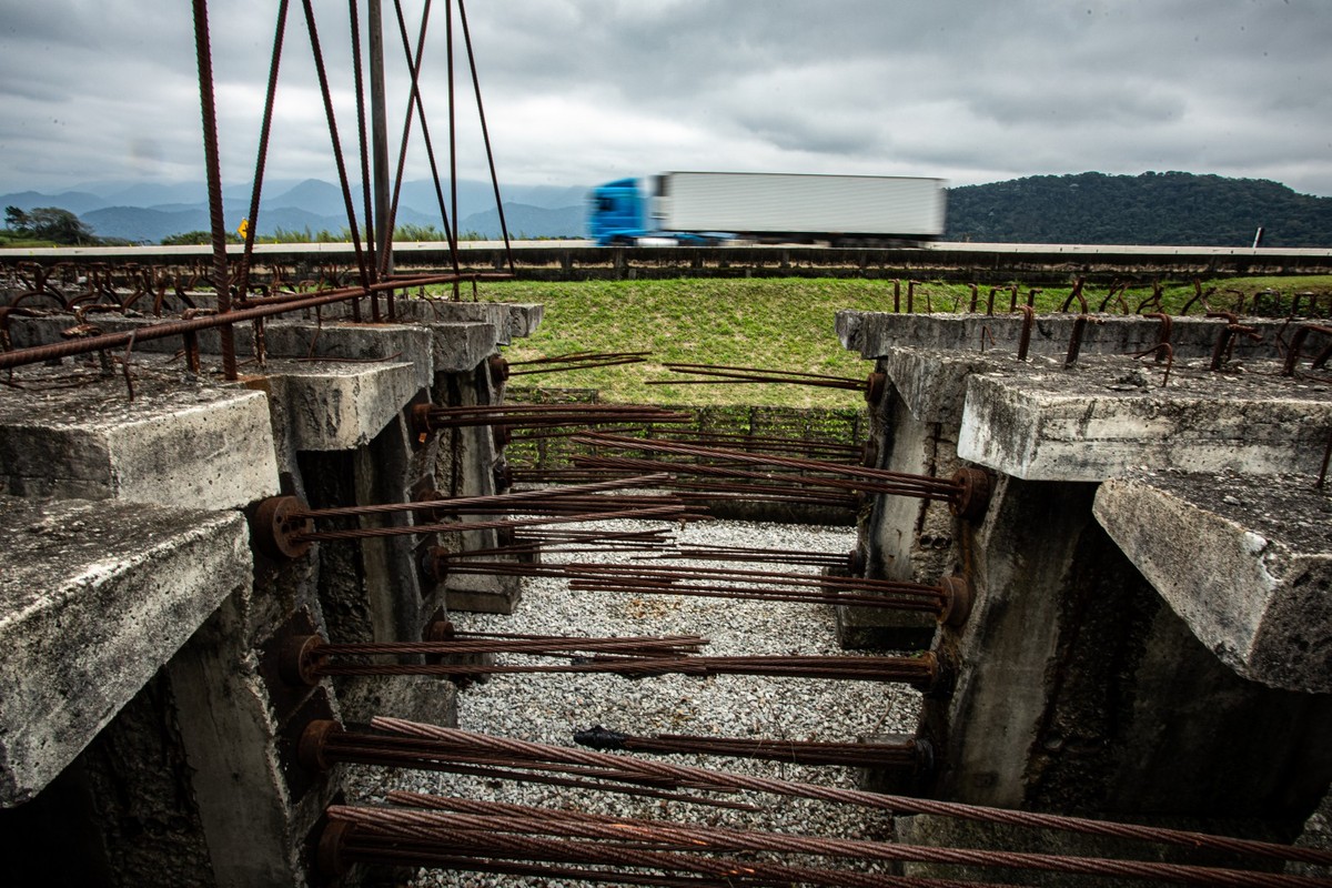 Obras da nova subida da serra, na BR-040, estão paradas desde 2016 (Foto: Hermes de Paula)