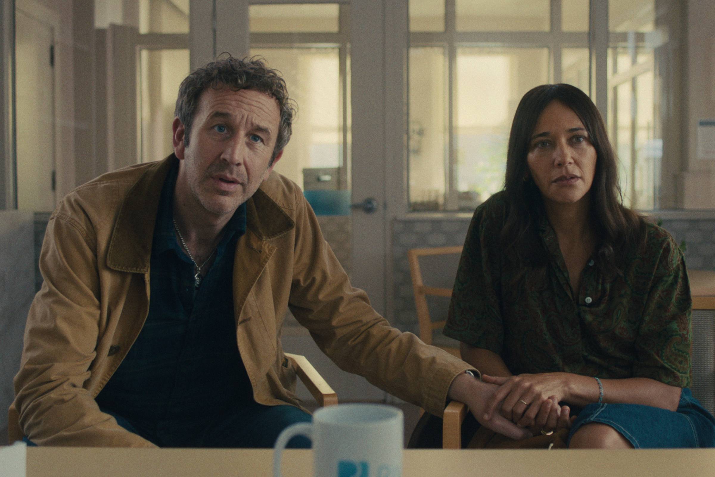 Chris O'Dowd e Rashida Jones em cena do episódio 'Common People', da sétima temporada de 'Black Mirror' (Foto: Divulgação/Netflix)