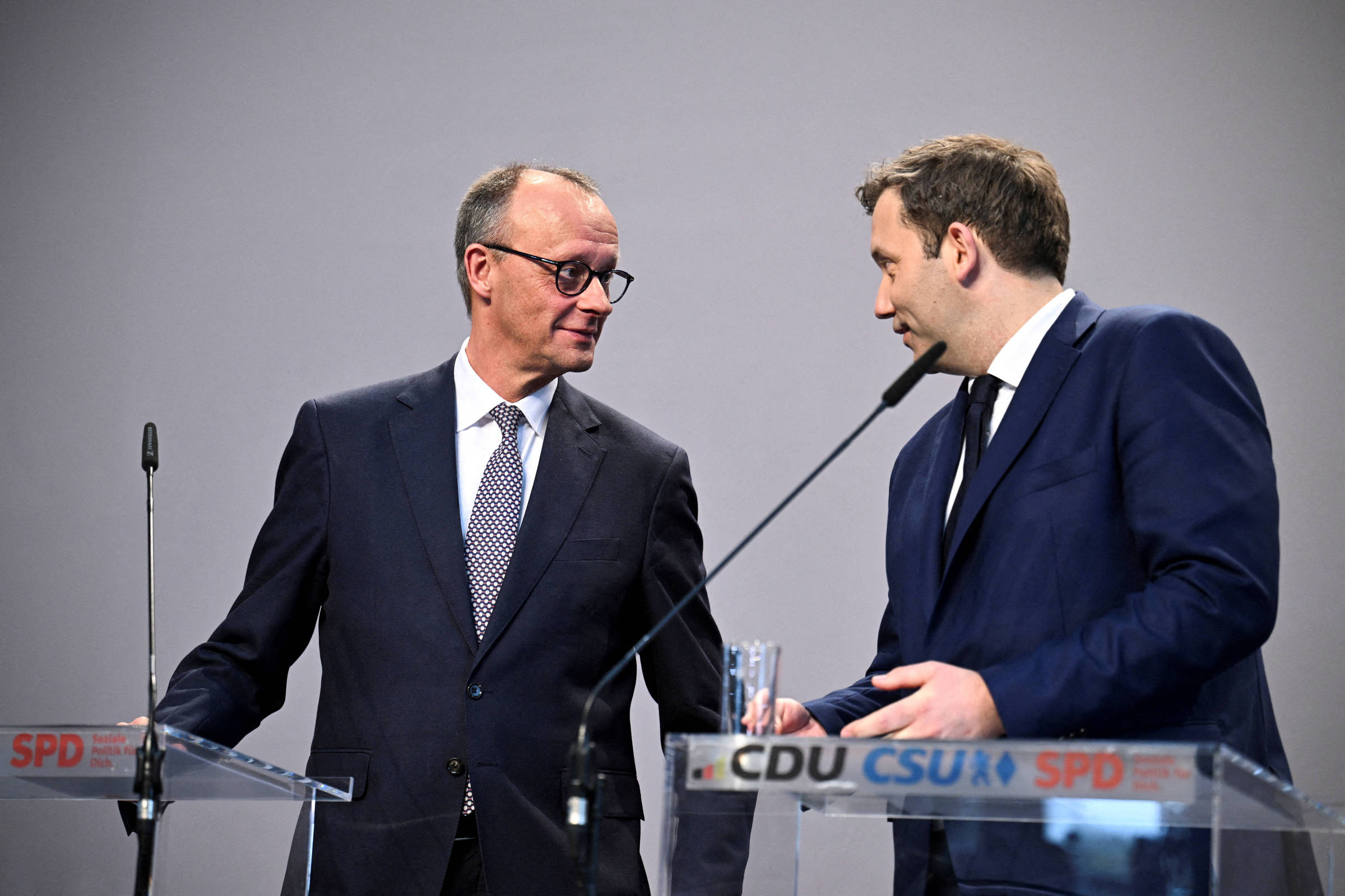 Friedrich Merz, líder da CDU e futuro primeiro-ministro da Alemanha, e Lars Klingbeil, colíder do SPD, durante o anúncio do acordo dos partidos para formação de governo, na quarta-feira (9), em Berlim (Foto: Annegret Hilse/Reuters)