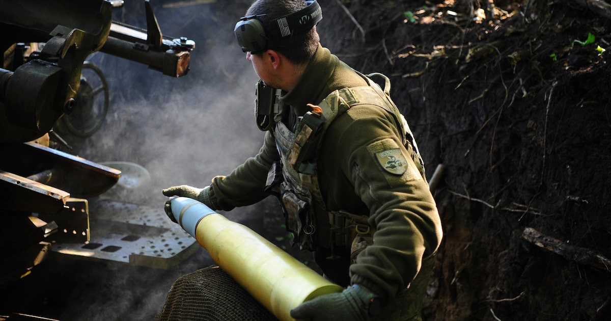 Soldado ucraniano prepara-se para atingir posições russas em Kharkiv, Ucrânia. (Foto: Anatolii Lysianskyi/AP)