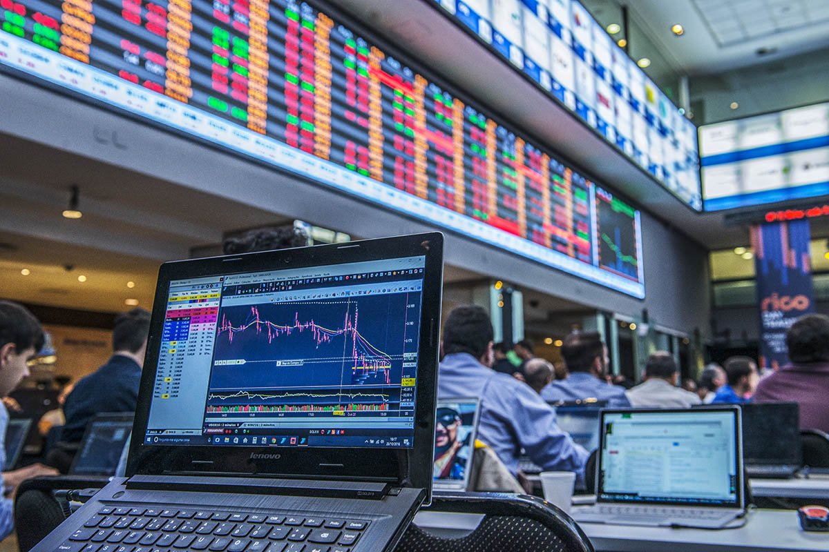 Ibovespa inicia a semana em alta de 1% enquanto dólar recua para R$ 5,50