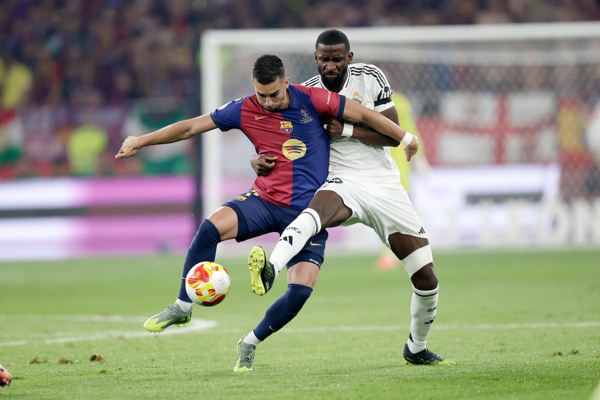 Antonio Rüdiger marca a Ferran Torres na final da Copa (Foto: Soccrates Images/Getty Images)