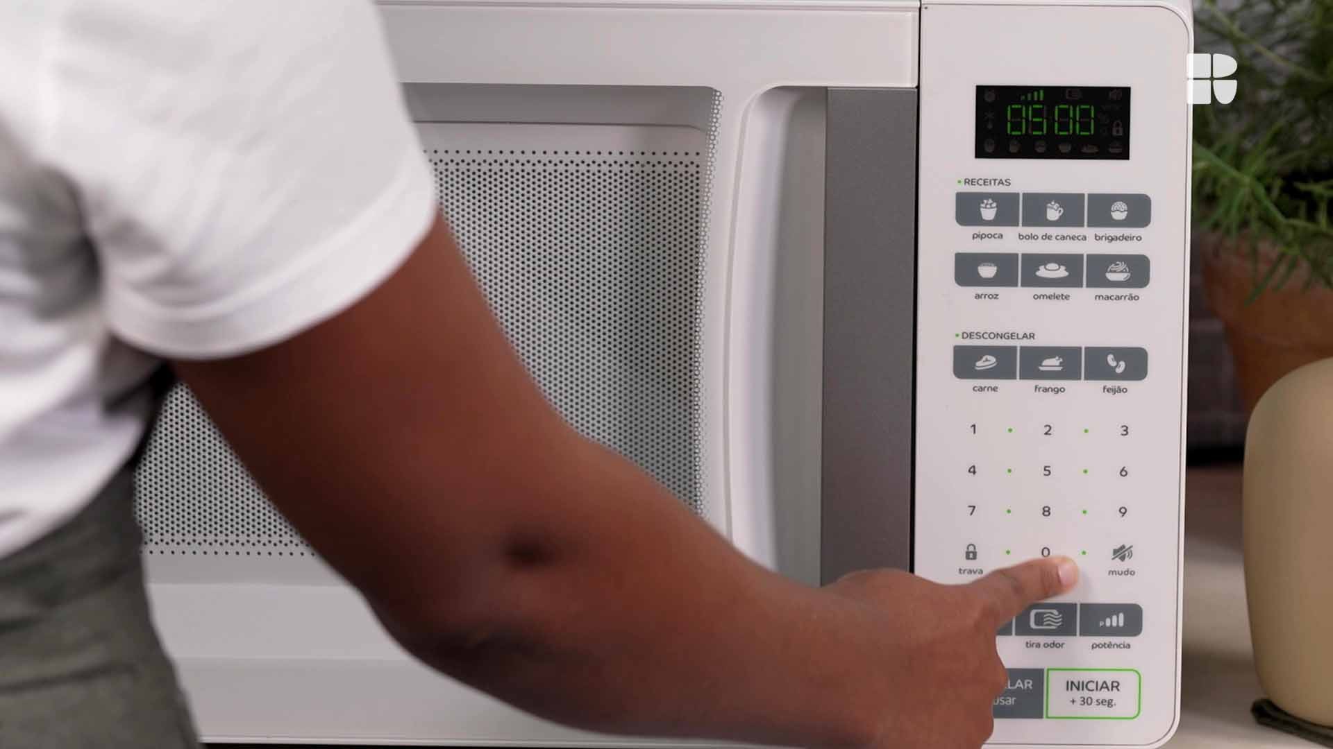 Micro-ondas é seguro para aquecer alimentos? Nutricionista explica os cuidados necessários