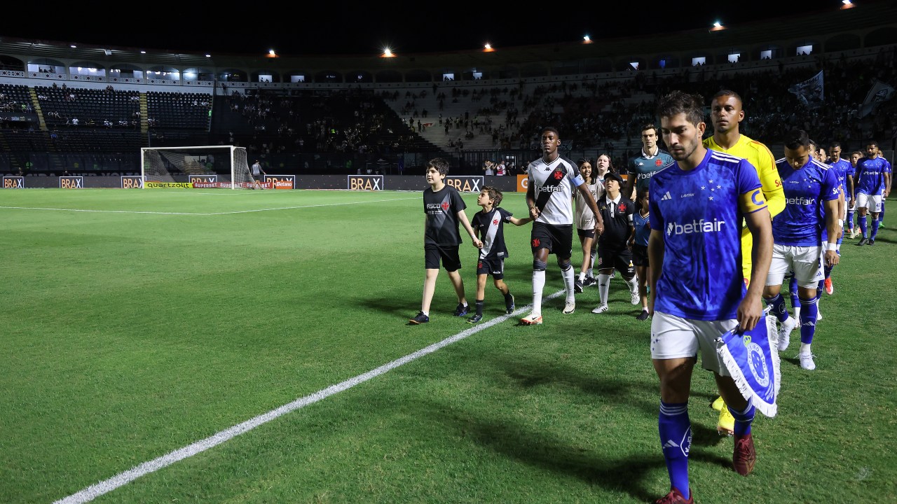 Equipes de Vasco e Cruzeiro entrando em campo pela última partida realizada entre as equipes, em 2024 (Foto: Wagner Meier/Getty Images)