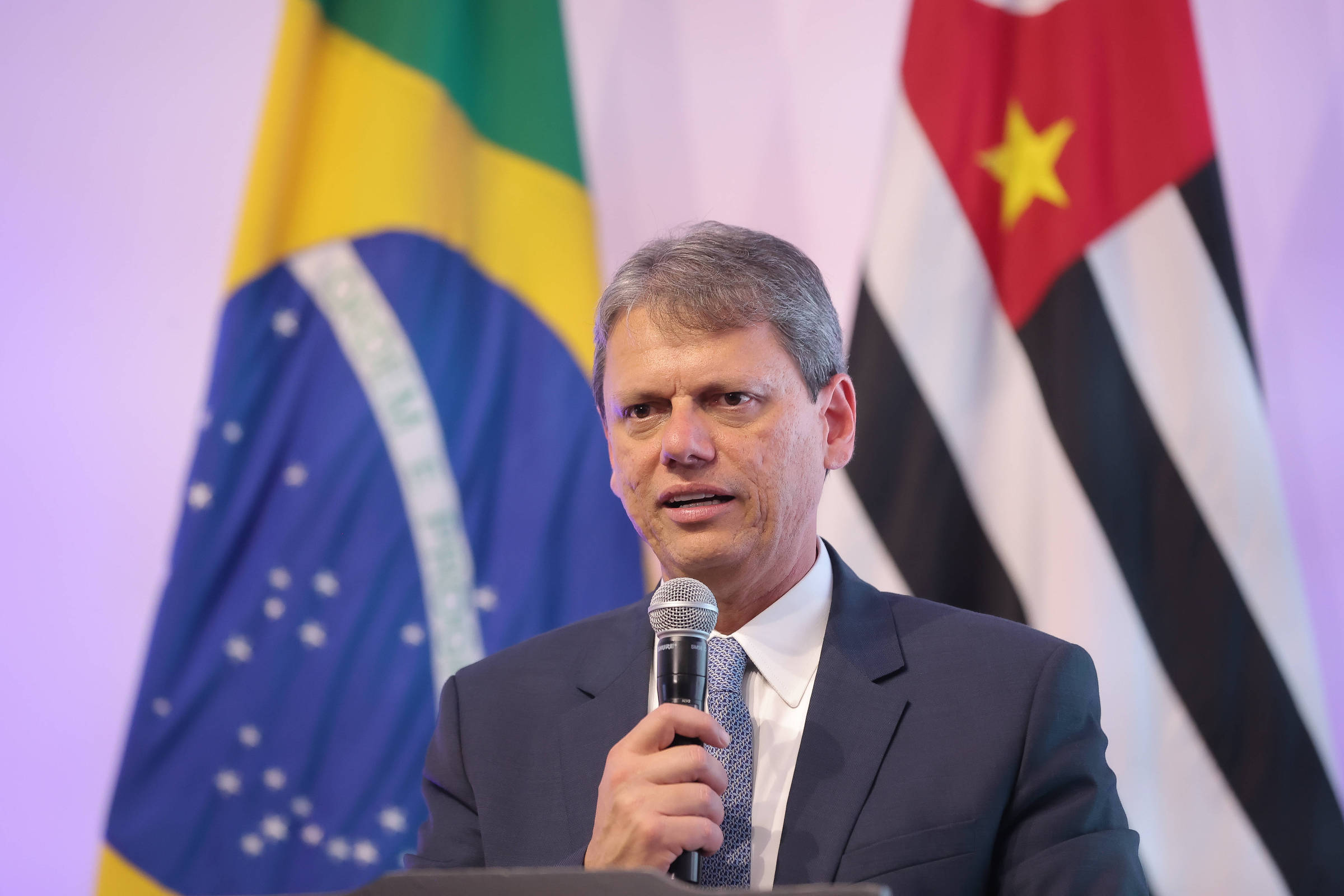 Tarcísio defende exclusão de Jair Bolsonaro e não questiona sistema eleitoral