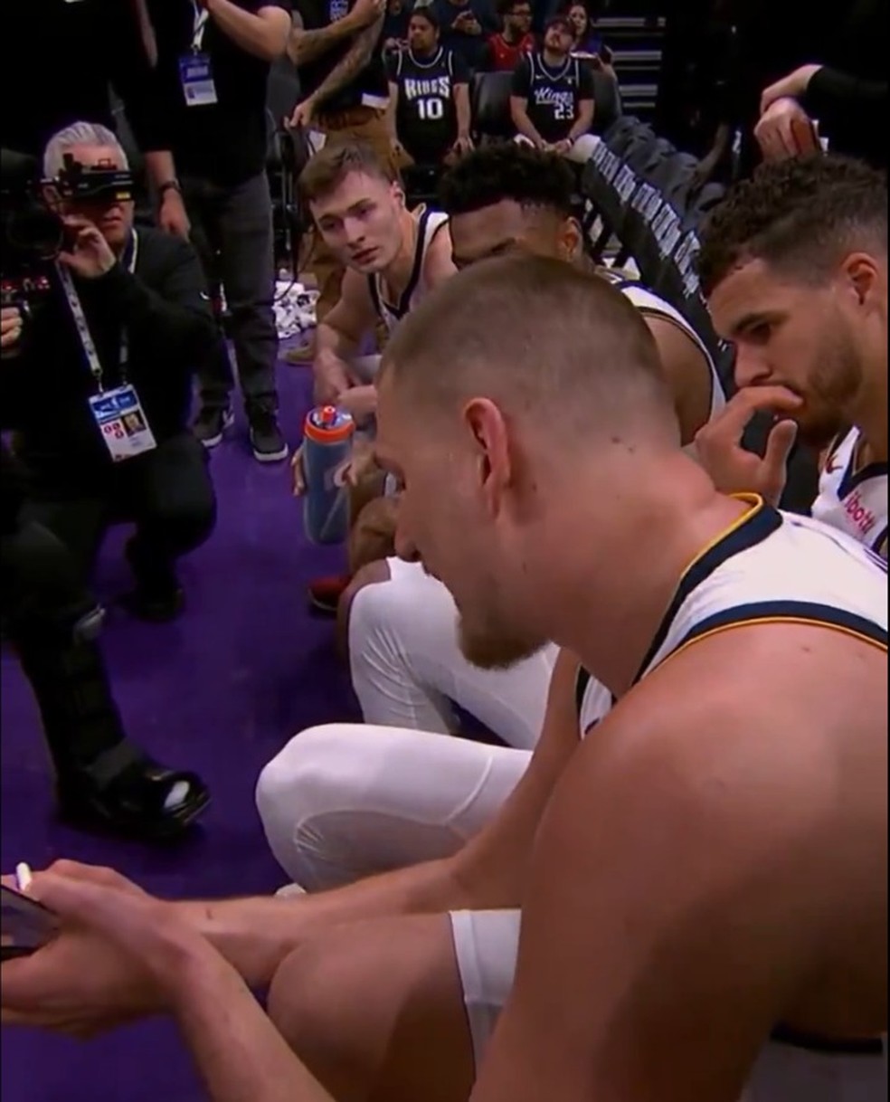 Jokic desenha jogadas para o Denver Nuggets (Foto: Reprodução/X Bleacher Report)
