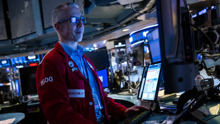 Capital One aumenta participação após aquisição da Discover e queda nas ações