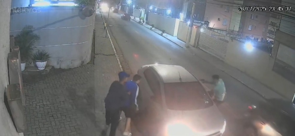 Ladrões agem em 30 segundos e roubam bolsas de passageiros em carro