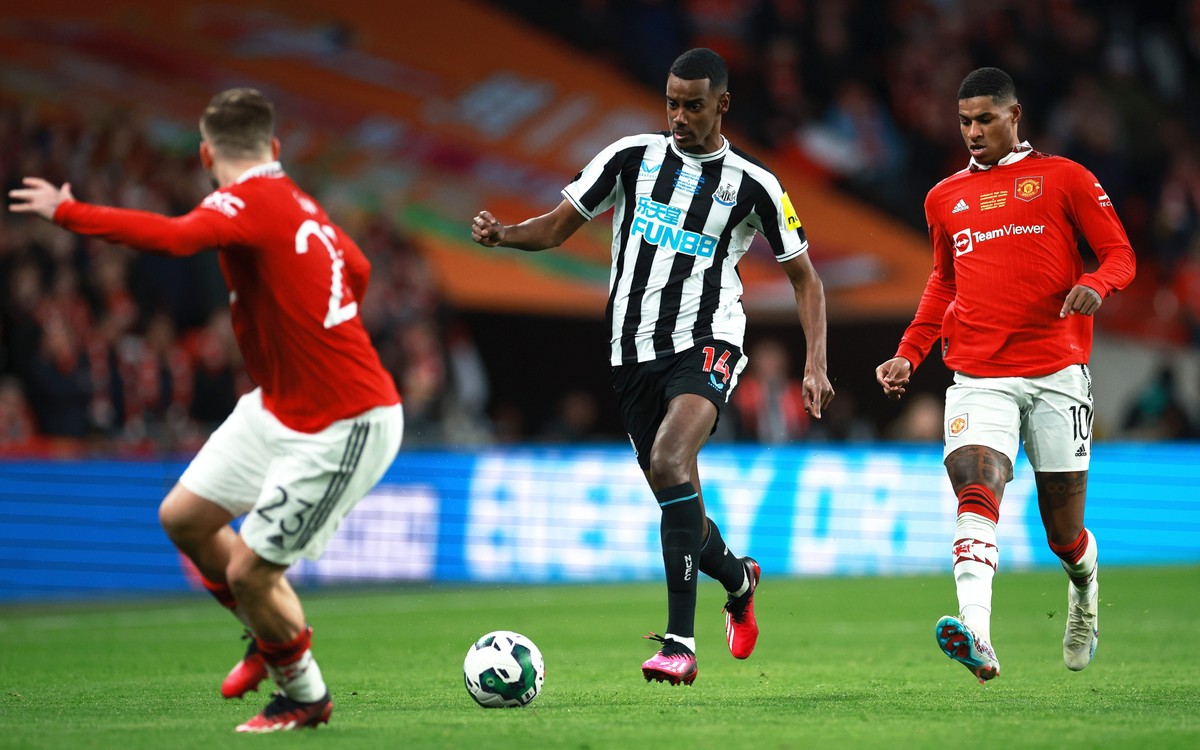 Liverpool prepara oferta de R$ 893 mi para contratar Isak do Newcastle