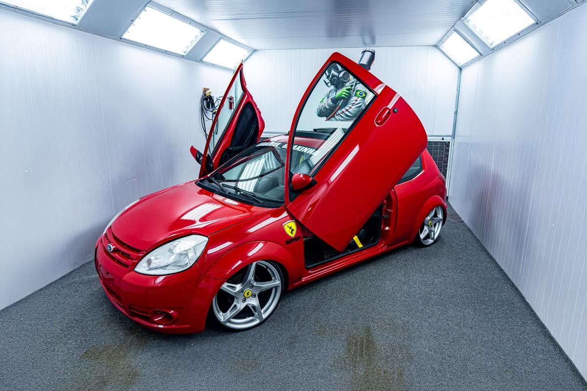 Empresário transforma Ford Ka em 'Ferrari' com símbolo inusitado de jumento