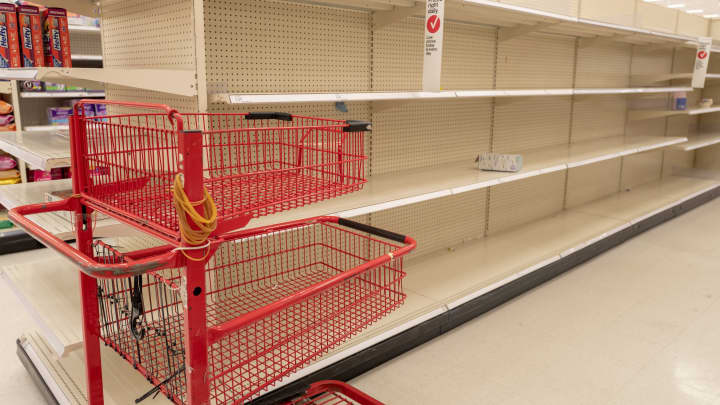 Prateleiras vazias são visíveis em uma loja Target no Condado de Contra Costa, San Ramon, Califórnia. (Foto: Smith Collection/gado | Archive Photos | Getty Images)