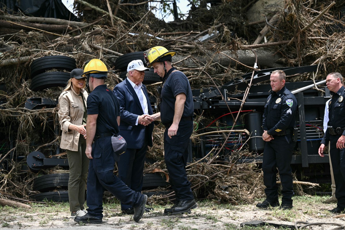 Trump visita Texas para avaliar estragos das enchentes que deixaram 120 mortos