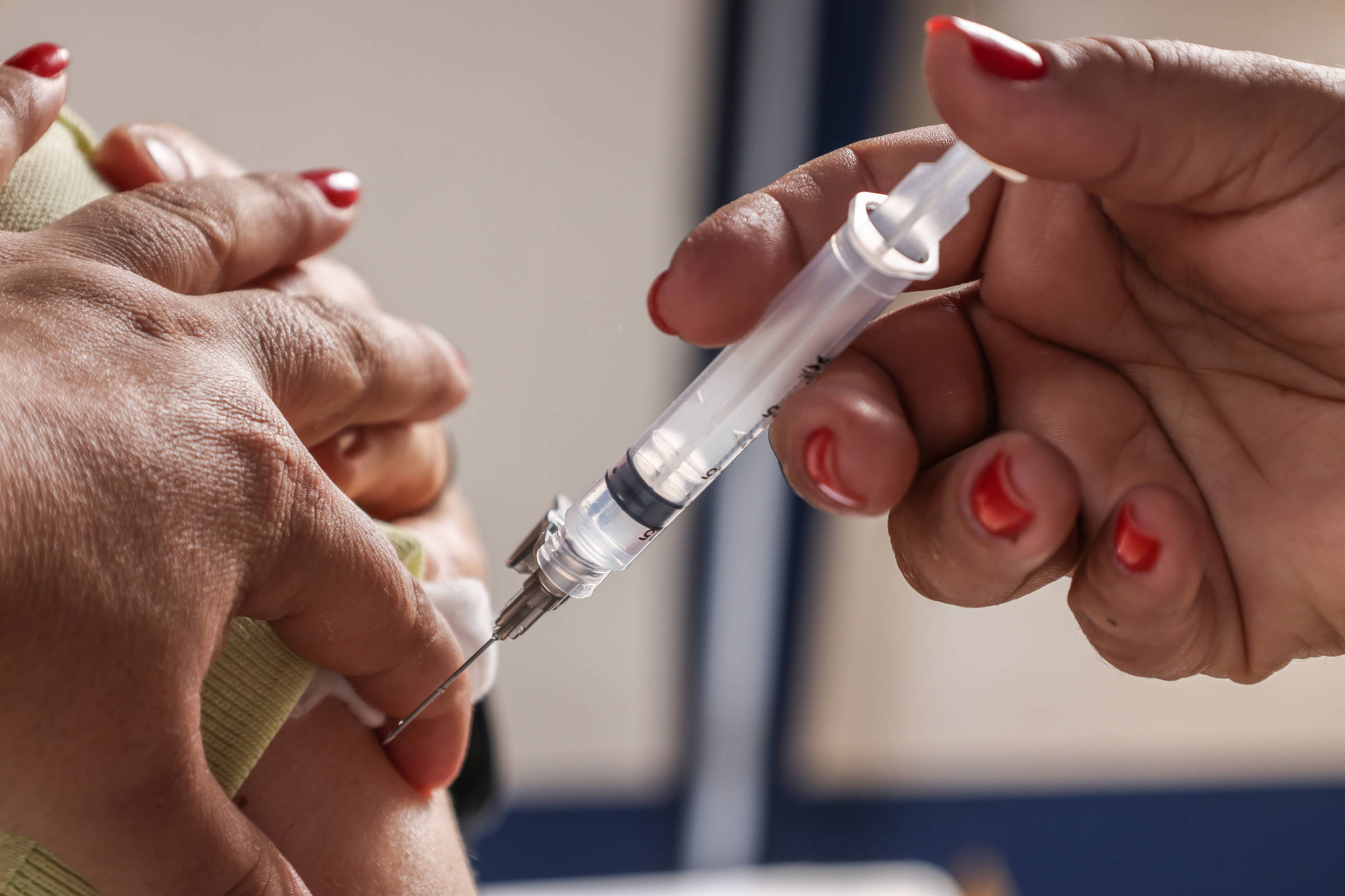 Vacinas do SUS contra gripe e Covid-19 diminuem risco de infarto e AVC