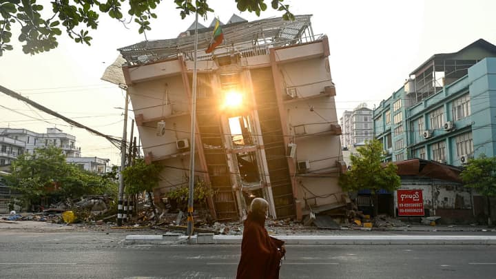 Um monge passa por um prédio desabado em Mandalay em 1 de abril de 2025, poucos dias após o terremoto mortal em Mianmar. (Foto: Sai Aung Main | AFP | Getty Images)
