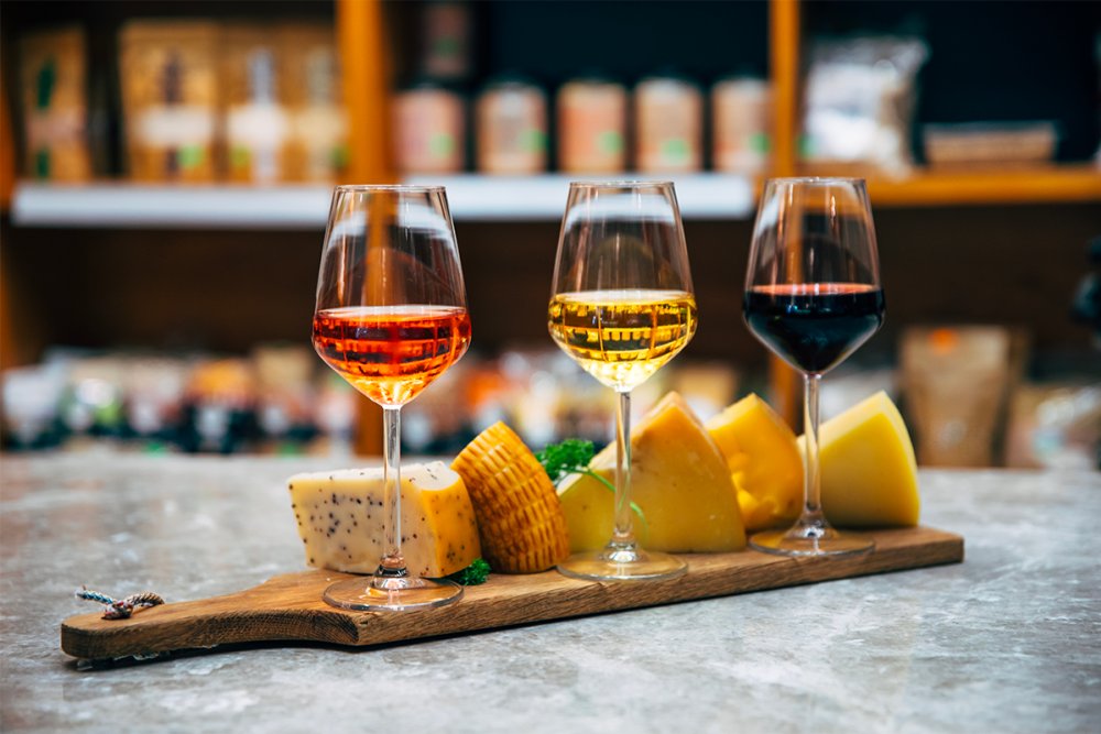 Descubra os 40 vinhos que harmonizam perfeitamente com queijos selecionados