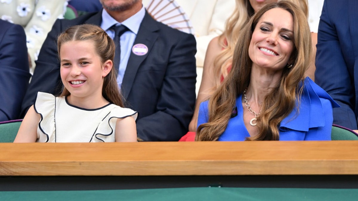 Princesa Charlotte encanta ao reproduzir gesto de Kate Middleton nas redes sociais