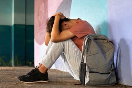 Adolescentes enfrentam desafios emocionais devido a bullying e relações familiares difíceis