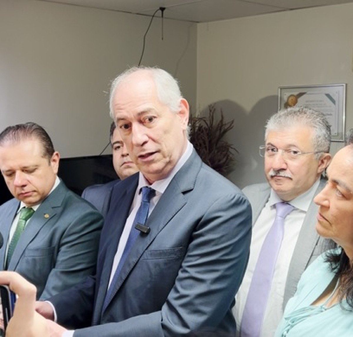 Ciro Gomes surpreende ao negociar filiação ao PSDB e questionar sua relevância