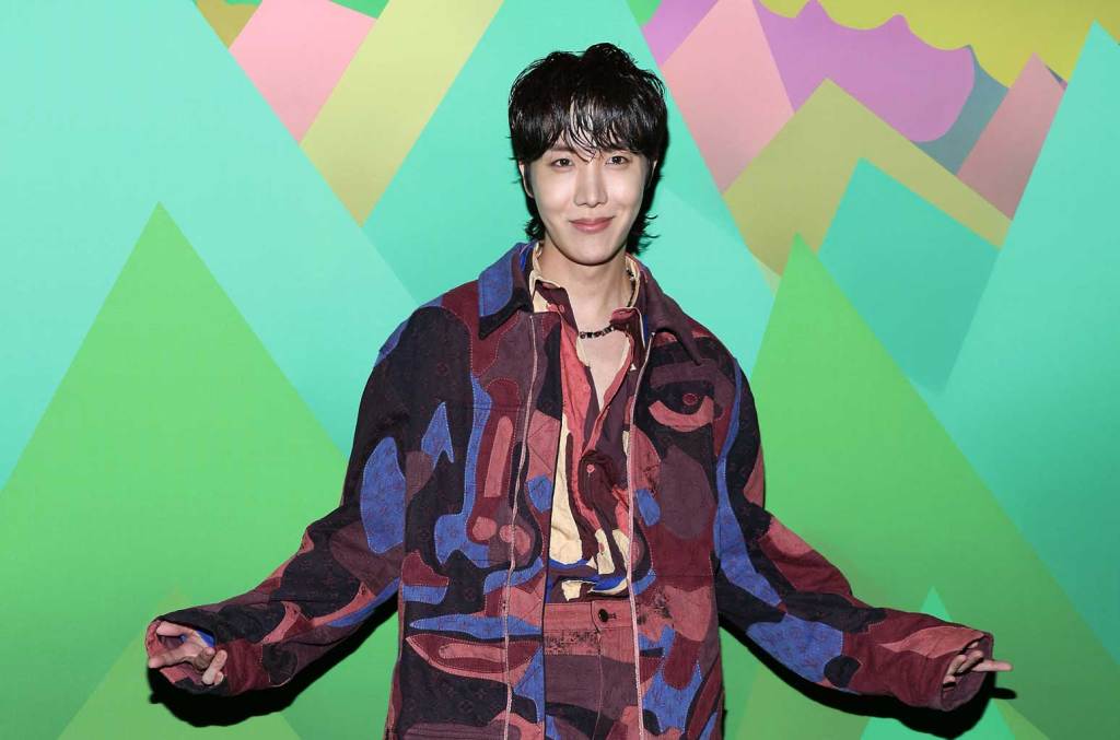 j-hope faz aparição surpresa no segundo dia da turnê mundial da BLACKPINK