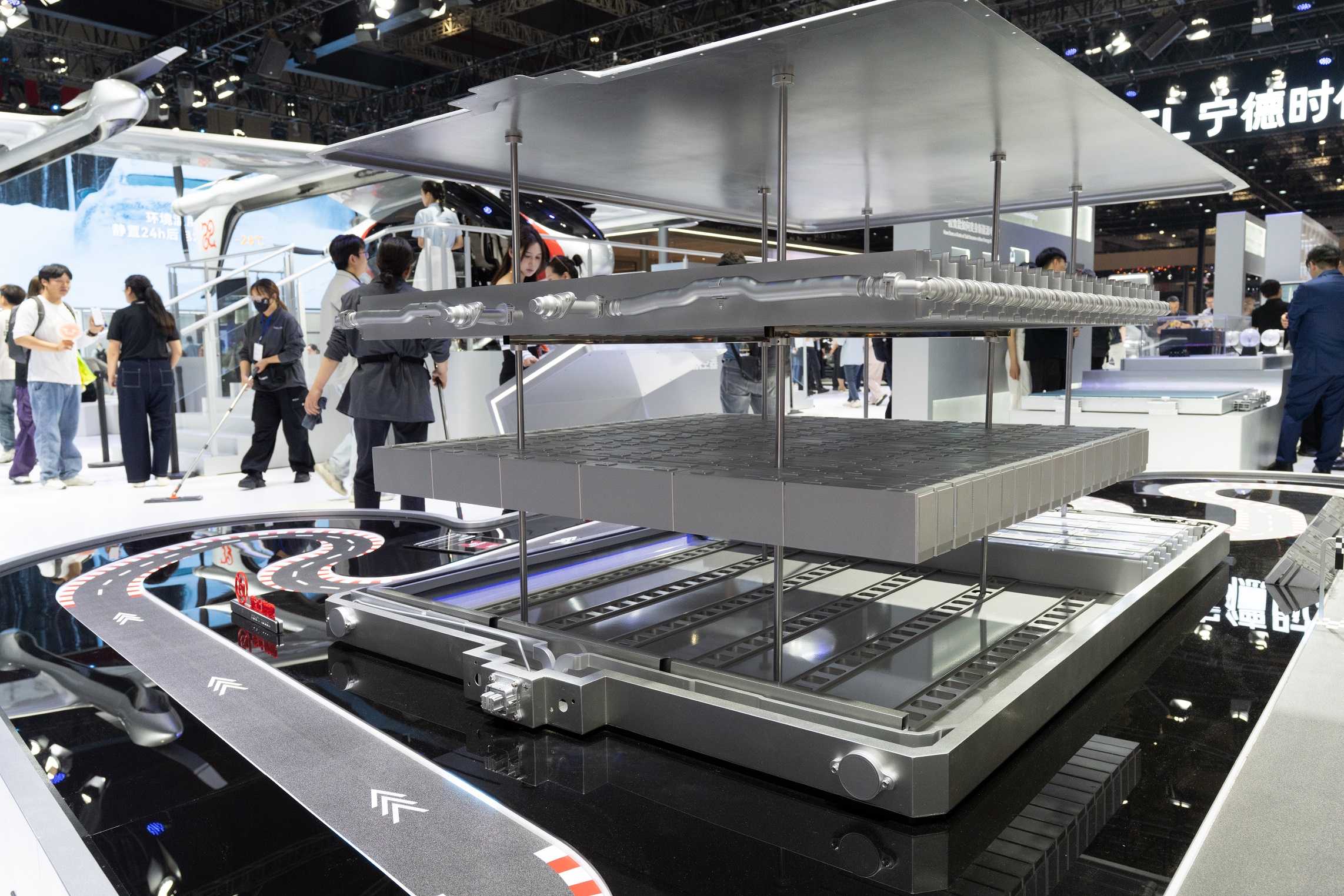 Uma placa da fabricante de baterias CATL é mostrada em seu estande na Exposição Internacional de Automóveis de Pequim, ou Auto China 2024, em Pequim, China, em 25 de abril de 2024. (Foto: REUTERS/Tingshu Wang/Foto de arquivo)