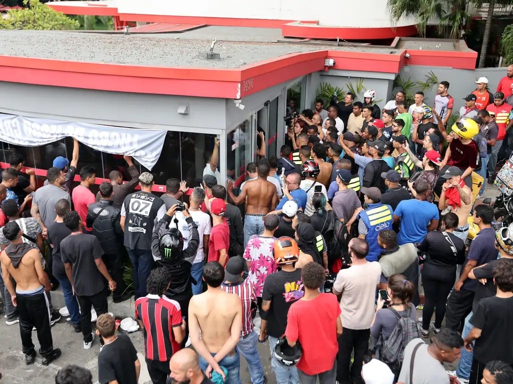 Entregadores foram à sede do iFood, em Osasco, para protestar (Foto: Paulo Pinto/Agência Brasil)