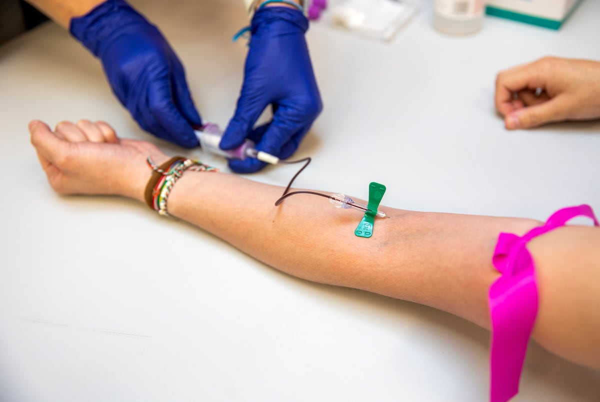 Um médico extrai sangue de uma paciente em Logroño. (Foto: RAQUEL MANZANARES/EFE)