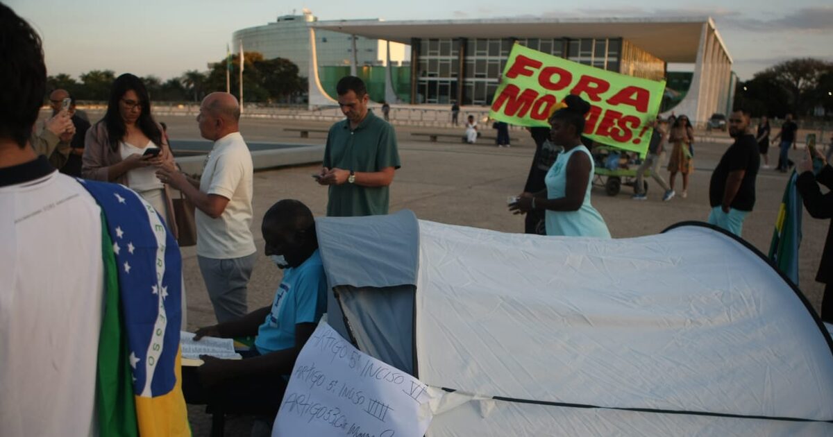 Deputado acampa em ato pró-Bolsonaro e silencia manifestantes na Praça dos Três Poderes