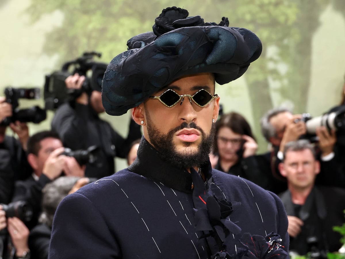 Bad Bunny na alfombra roja da Met Gala 2024 (Foto: Jamie McCarthy/Getty Images)