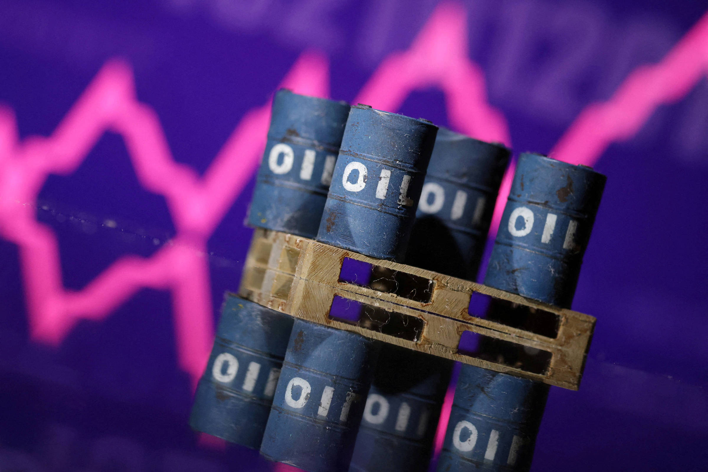 Na segunda, o Brent fechou em queda de 1,7%, a US$ 60,23 (R$ 343,3) por barril, e o WTI recuou 2%, a US$ 57,13 (R$ 325,6) - Dado Ruvic/REUTERS (Foto: Dado Ruvic/REUTERS)