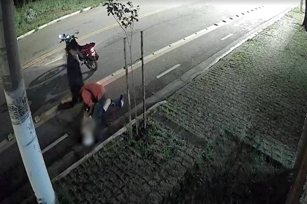 Criminoso chuta mulher durante tentativa de assalto em São Paulo (Foto: Reprodução/TV Globo)