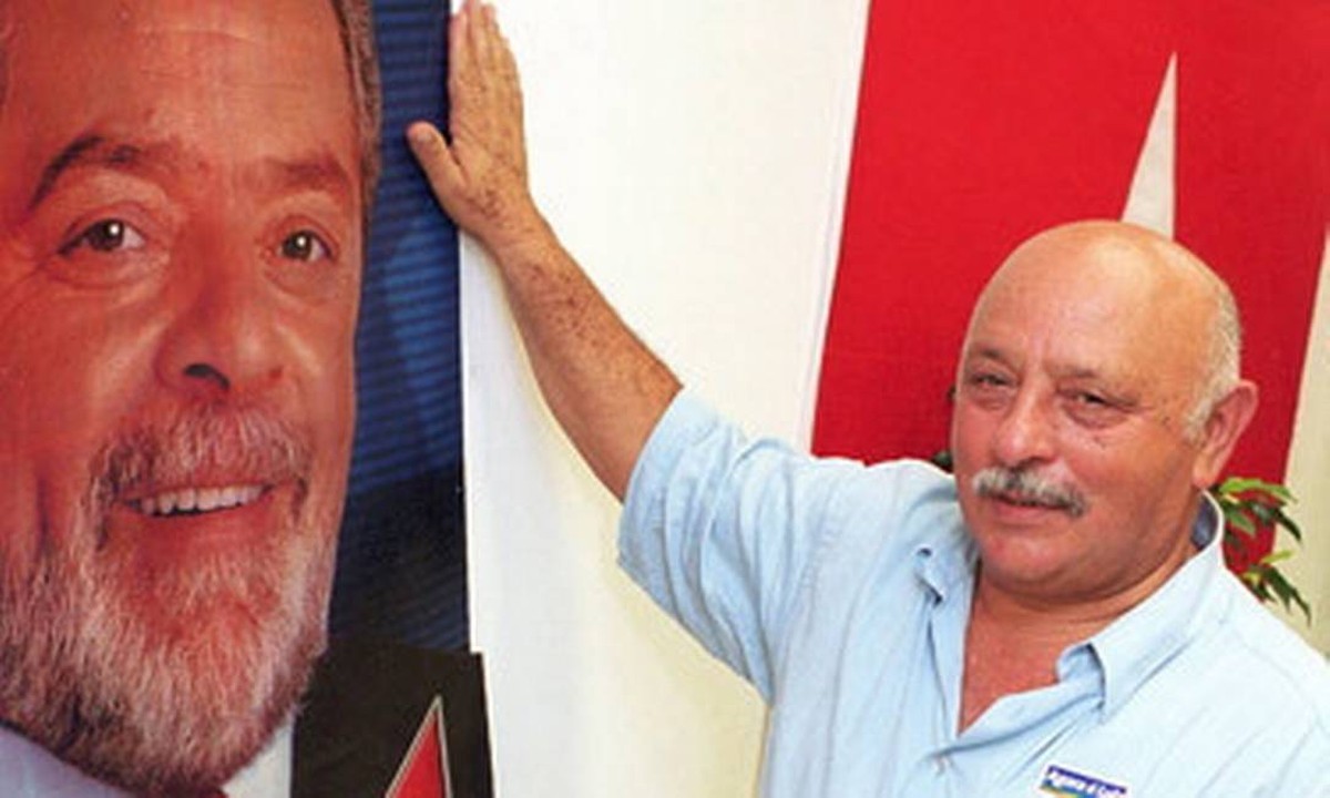 Frei Chico, irmão de Lula, com foto do petista (Foto: Divulgação / Arquivo)