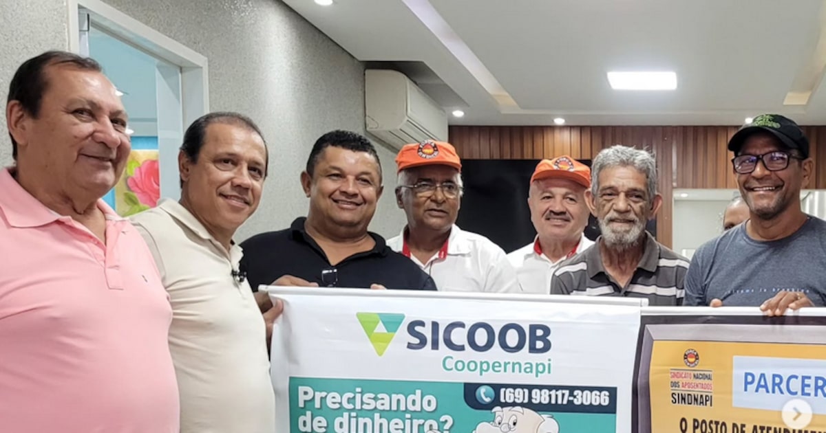 Milton Cavalo, presidente do Sindinapi, também preside a Sicoob Credmetal, que oferece empréstimo consignado para aposentados. Na foto, ele é o segundo da esquerda para a direita e aparece ao lado de um banner da Sicoop Coopernapi, outra cooperativa de crédito, que ele presidiu entre 2018 e 2019. (Foto: @miltoncavalo via Instagram)