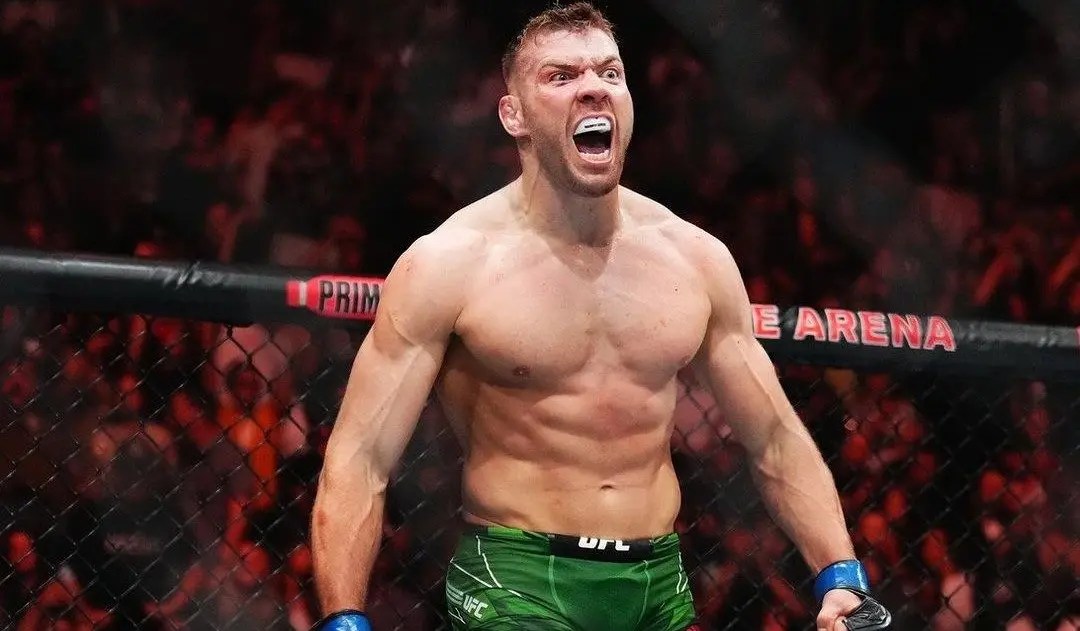 Dricus Du Plessis e Khamzat Chimaev lutam pelo cinturão no UFC 319. (Foto: Montagem/SUPER LUTAS)